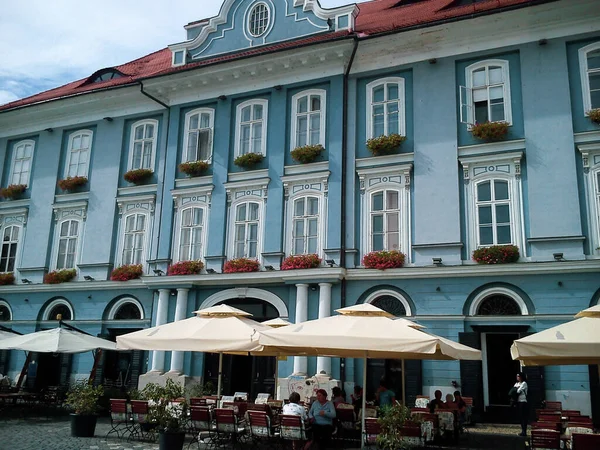 Timisoara, Rumänien - 12. Oktober 2019. gepflastertes Pflaster in der Altstadt. Café - Restaurant unter Sonnenschirmen und Fassade eines alten Gebäudes. — Stockfoto