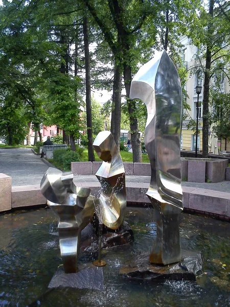 ペトロザヴォドスク、カレリア、ロシア、 10月14 、 2019父親、母親、子供の3人の人物を描いた市内広場の噴水。彫刻は金属製。. — ストック写真