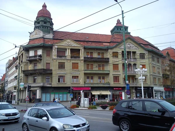 Timisoara, Rumunsko - 14. října 2019 Život velkého evropského města. Celkový pohled na ulici s automobilovou dopravou — Stock fotografie