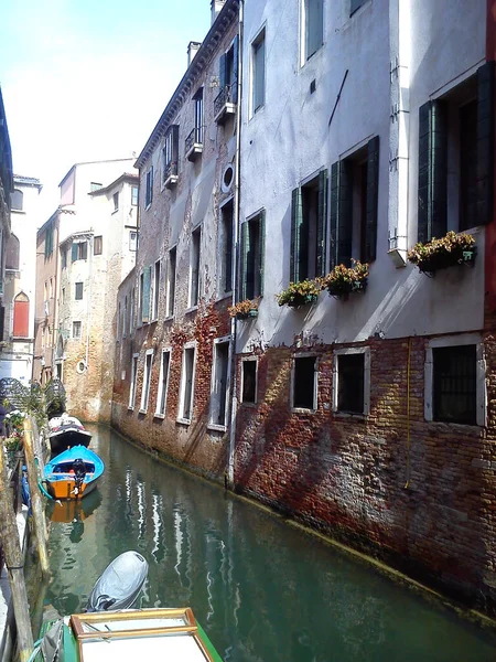 意大利威尼斯狭窄的运河与贡多拉。威尼斯的建筑和地标。威尼斯舒适的城市景观 — 图库照片