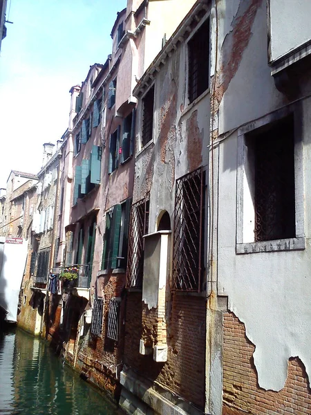 意大利威尼斯，2020年5月30日。威尼斯狭窄的运河由于湿度高，从大楼里漏出了石膏。威尼斯的建筑和地标。威尼斯舒适的城市景观. — 图库照片