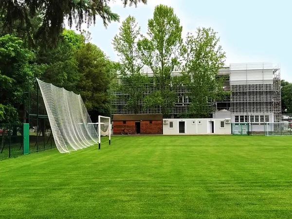 Sremska Mitrovica, Sırbistan. 30 Mayıs 2020. Okul bahçesinde bir futbol sahası ve bir futbol kalesi. Yeni bir okulun inşaatı. İskeledeki okul binası. Dış görünüş — Stok fotoğraf