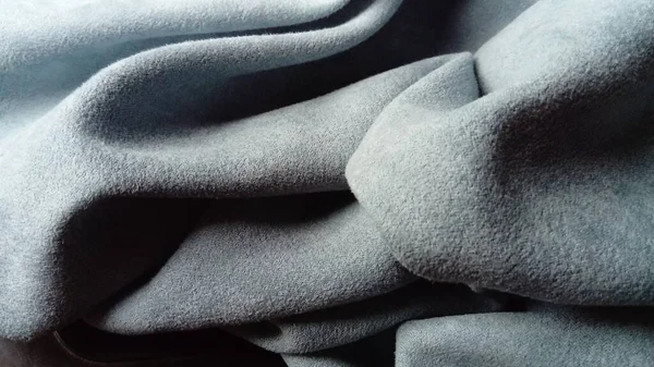キアロスクロの遊びでプリーツグレーブルーのカーテンのためのビロード厚い生地のクローズアップ — ストック写真