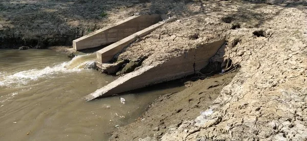 Une Grande Ville Draine Les Eaux Usées Dans Canal Qui — Photo