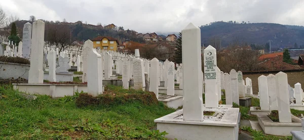 Szarajevó Jusznia Hercegovina 2020 Március Muszlim Temető Fehér Emlékművekkel Oszlopokkal — Stock Fotó