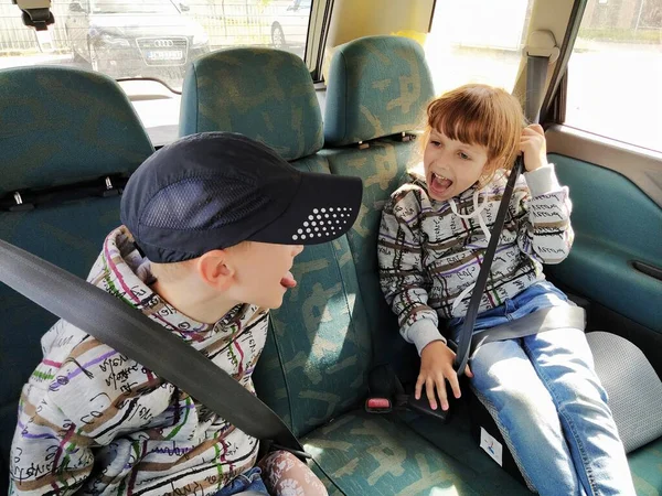 Gyerekek Kocsiban Egy Fiú Egy Lány Ülnek Hátsó Ülésen Nevetnek — Stock Fotó