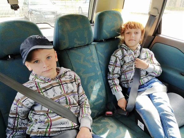 Crianças Carro Menino Uma Menina Estão Sentados Banco Trás Rindo — Fotografia de Stock