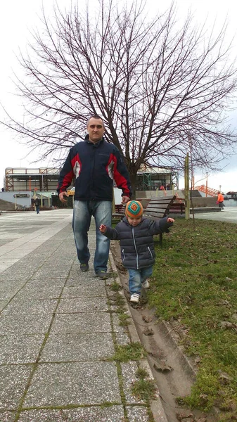 Otec Chodí Malým Synem Parku Podzim Nebo Jaro — Stock fotografie