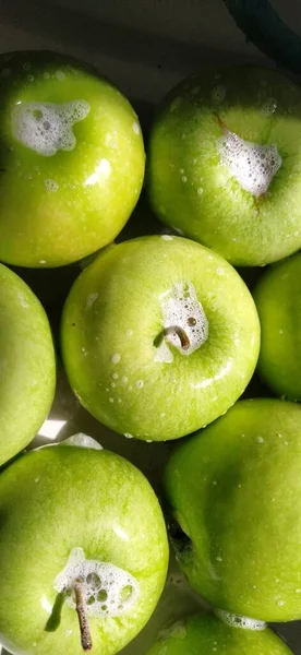 Manzanas Verdes Jabón Húmedo Lave Bien Las Verduras Las Frutas — Foto de Stock