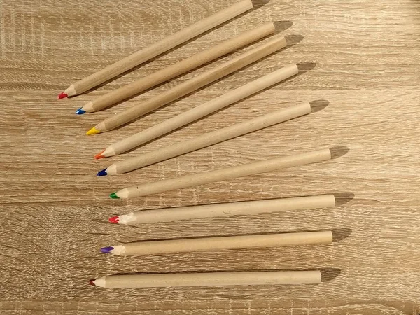배경에 연필의 사무실 편지지 학교는 학생들을 창의력을 합니다 연필의 색깔의 — 스톡 사진