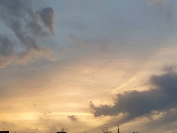 Piękny Dramatyczny Zachód Słońca Niebo Zrobiło Się Żółte Ciemnoszara Chmura — Zdjęcie stockowe