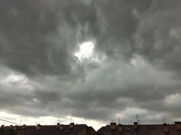 Ciemne Chmury Nad Dachami Domów Szare Okrągłe Chmury Dziurą Środku — Zdjęcie stockowe
