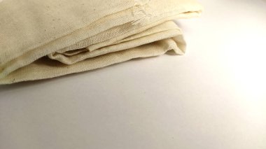 Yakından pamuk kumaş parçası. Ambulans araç setinden eşarp giyiyorum. Birbirine bağlı iplikler. Hafif tıbbi arkaplan.