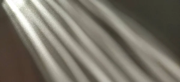 Αφηρημένο Λευκό Γκρι Φόντο Oblique Ακτίνες Φωτός Ένα Γκρι Φόντο — Φωτογραφία Αρχείου