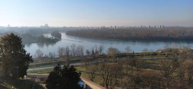 Belgrad, Sırbistan. Kalemegdan 'dan Tuna Nehri ve Ratny Adası' na. Sava ve Tuna nehirlerinin birleştiği yer. Sonbahar-kış zamanı. Peyzaj - afiş