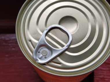 Şişe açacağıyla konserve yiyecek kapağı. Kanca metali kolayca açılabilir.