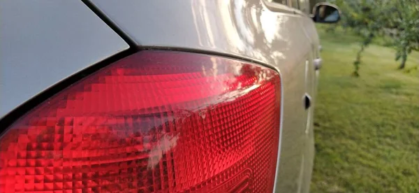 Détail de l'arrière d'une voiture argentée en mettant l'accent sur les feux de freinage. Feu arrière rouge de la voiture. Signal de freinage pour le conducteur derrière — Photo