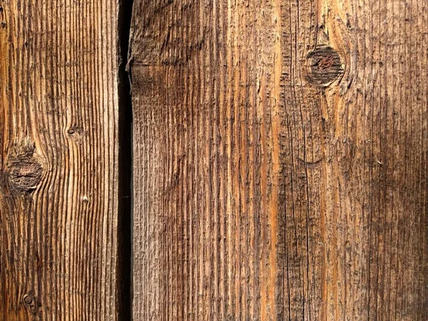 Close-up madeira de teca fundo texturizado. Placas verticais com lugares onde havia nós. Cor de mogno ou gengibre. Textura natural. Superfície de madeira áspera . — Fotografia de Stock