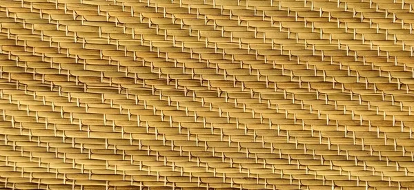 Pościel słomkowa, obrus lub mały dywan ułożone na stole. Widok z góry. Słoma tekstura z splotami nici. Widok z góry prosto. — Zdjęcie stockowe