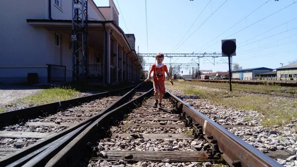 Αγόρι Την Προστατευτική Μάσκα Τρέχει Στον Σιδηρόδρομο Σιδηροδρομικές Γραμμές Και — Φωτογραφία Αρχείου