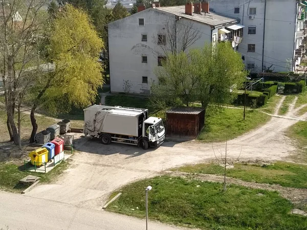 Müllwagen Auf Der Stadtstraße Kommunale Und Städtische Dienstleistungen Abfallwirtschaft Und — Stockfoto