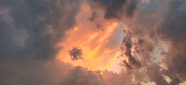 장엄하고 아름다운 주름잡은 구름이 주황색과 분홍색으로 빛났다 이미지의 측면에는 어둡고 — 스톡 사진