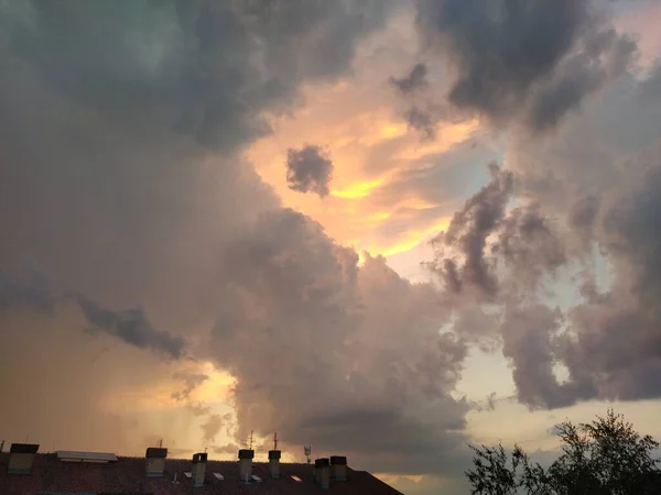 Mooie Stormwolken Bij Zonsondergang Daken Cumulus Wolken Verlicht Oranje Roze — Stockfoto