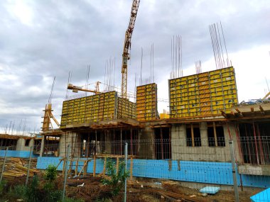 Sremska Mitrovica, Sırbistan. 10 Haziran 2020. Mülteciler, polis ve askeri personel için devlet programı kapsamında bir apartman inşaatı. Zemin katta inşaat işi var. İnşaat malzemeleri ve vinç