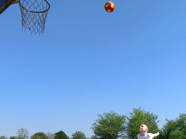 Garoto Joga Bola Rede Basquete Criança Brinca Com Uma Bola — Fotografia de Stock