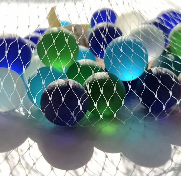 Színes Üveggyöngyök Többszínű Kattogók Vagy Cukormázas Üveggolyók Díszítésre Kék Zöld — Stock Fotó
