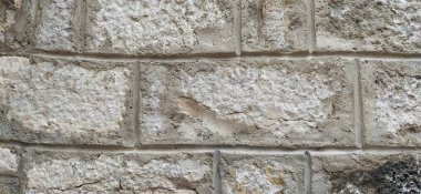 Eski evin yıpranmış taş ustası. Antik tuğla duvar arka planı. Eski, pürüzlü taş, tuğla dokusu. Türk inşaat duvarı. Sert kireçtaşı duvar arkaplanı.