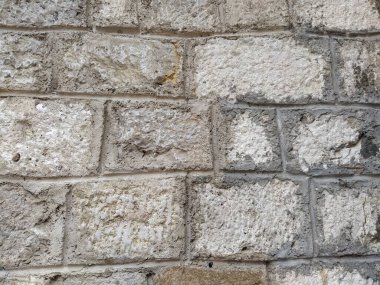 Eski evin yıpranmış taş ustası. Antik tuğla duvar arka planı. Eski, pürüzlü taş, tuğla dokusu. Türk inşaat duvarı. Sert kireçtaşı duvar arkaplanı.