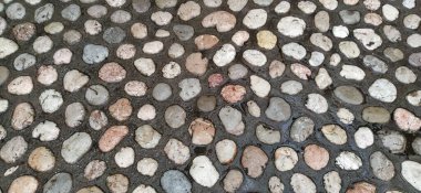 Mermere benzer yuvarlak ışık taşlarından yapılmış Paving taşları. Eski Saraybosna, Bosna-Hersek 'teki Paved Meydanı' nda. Yağmurdan sonra güzel, ıslak, parlak taşlar. Doğal gün ışığında yakın çekim..