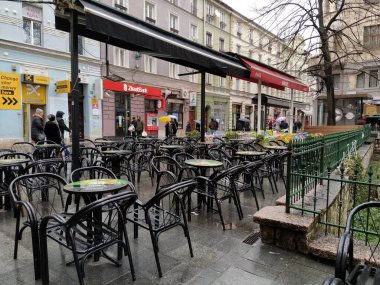 Saraybosna, Bosna-Hersek, 8 Mart 2020, Saraybosna 'da bir kafe. Sokaklar ve manzaralar, masalar ve sandalyeler misafirleri bekliyor. Yağmurlu bir hava. Turizm sezonunun erken açılışı.
