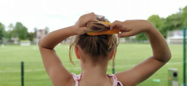 Rapariga Amarra Cabelo Num Rabo Cavalo Criança Voltou Para Câmara — Fotografia de Stock