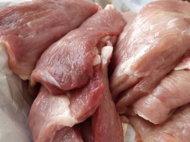 Bir parça et. Çiğ domuz eti. İnce damarlar ve etin dokusu. Koyu kırmızı bölgeleri olan pembe et. Satılık taze et ürünleri. Marketin çeşitleri.