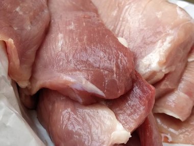 Bir parça et. Çiğ domuz eti. İnce damarlar ve etin dokusu. Koyu kırmızı bölgeleri olan pembe et. Satılık taze et ürünleri. Marketin çeşitleri..