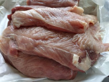 Bir parça et. Çiğ domuz eti. İnce damarlar ve etin dokusu. Koyu kırmızı bölgeleri olan pembe et. Satılık taze et ürünleri. Marketin çeşitleri..