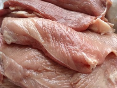 Bir parça et. Çiğ domuz eti. İnce damarlar ve etin dokusu. Koyu kırmızı bölgeleri olan pembe et. Satılık taze et ürünleri. Marketin çeşitleri..
