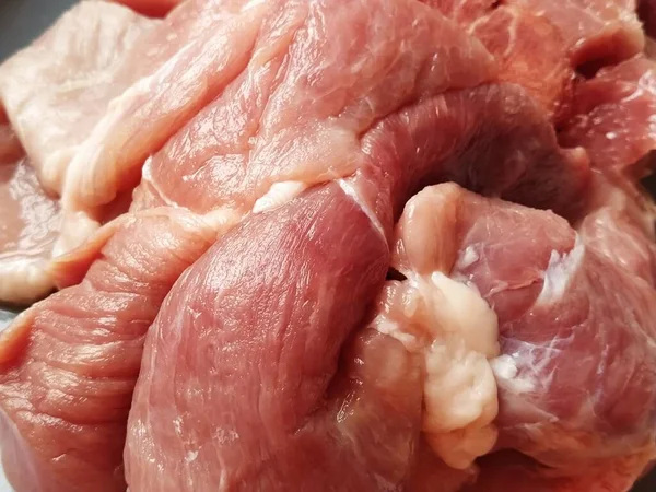 Pedaço Grande Suculento Carne Porco Uma Superfície Cinza Carne Descongelada — Fotografia de Stock