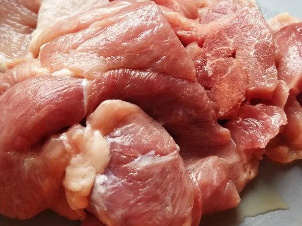 Jugoso Trozo Grande Carne Cerdo Una Superficie Gris Carne Descongelada — Foto de Stock