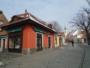 Szentendre, Budapeşte, Macaristan, 8 Mart 2020. Saint Endre 'nin eski sokakları, Szentendre. Taşralı bir Macar turist kasabasında bahar mevsimi. Barok mimarisi, kiliseler ve kaldırımlar.