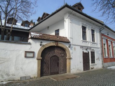 Szentendre, Budapeşte, Macaristan, 8 Mart 2020. Saint Endre 'nin eski sokakları, Szentendre. Taşralı bir Macar turist kasabasında bahar mevsimi. Barok mimarisi, kiliseler ve kaldırımlar.