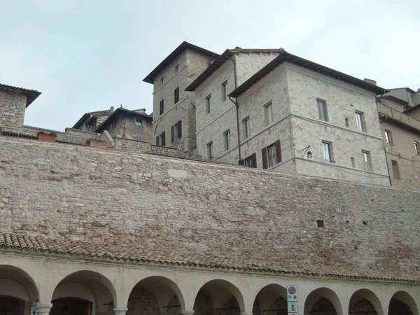 Assisi Italy December 2007 圣弗朗切斯科教堂的入口位于阿西西 圣弗朗西斯大教堂位于萨科斯特托修道院 翁布里亚方济各会的主要庙宇 — 图库照片