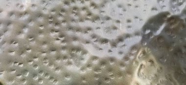 Bronz metal yüzey. Çizik, oyuk ve göçüklerle oluşmamış metal doku. Kırmızı, kahverengi, turuncu, bronz tonlar. Metal döküm. Donanım.