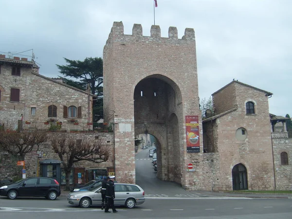 Assisi イタリア 2007年12月1日イタリアのウンブリア州アッシジ市にある古代の建物と門 観光名所 観光客とイタリアの紳士 — ストック写真