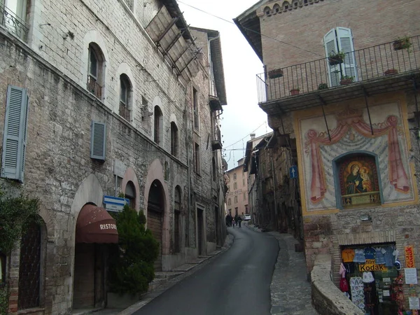 Assisi Italien December 2020 Gator Assisi Längs Vilken Grupp Turister — Stockfoto