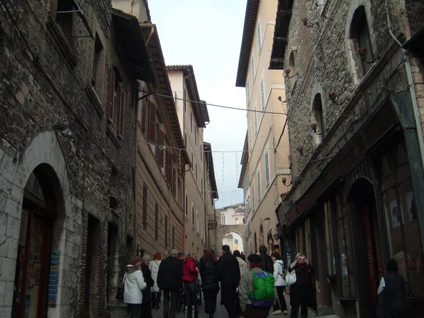 Assisi Italien December 2020 Gator Assisi Längs Vilken Grupp Turister — Stockfoto