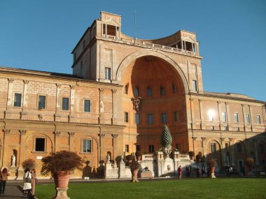 Aziz Peter, Vatikan Şehri. Vatikan, 10 Aralık 2019. Vatikan avlusu. Turistler gezer ve gezer. Çimlerde yeşil çimenler ve mavi gökyüzü.