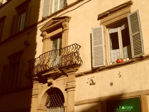 ローマ イタリア 2007年12月10日 古代イタリアの家は 互いに隣に立っている 窓やバルコニー壁から突き出た金属製のピン — ストック写真